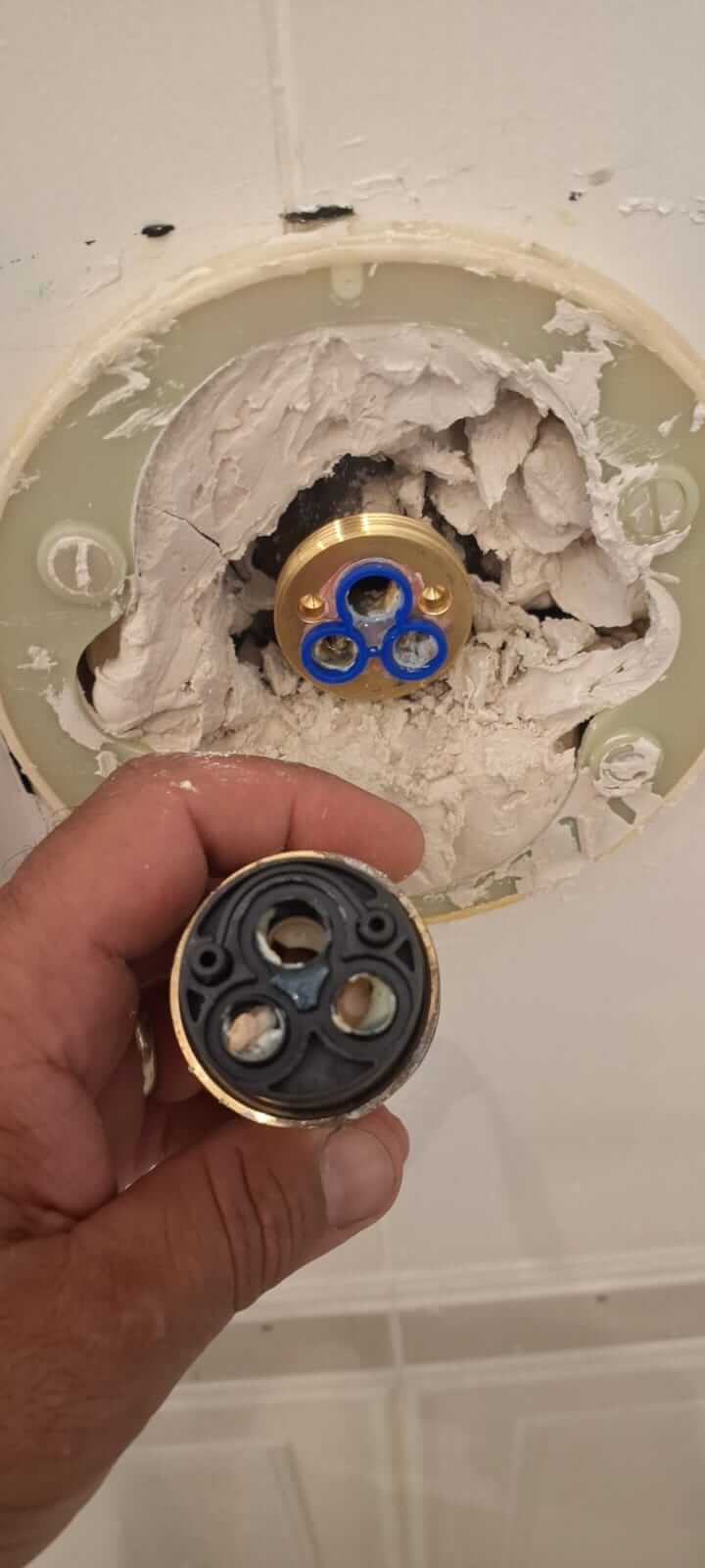 החלפת מנגנון אינסטלטור יצאת צדיק בתל אביב (1)