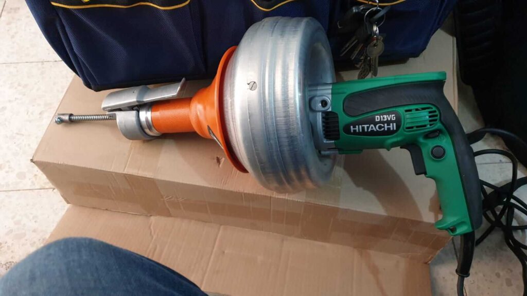 מכונה לפתיחת סתימות ביוב קשות